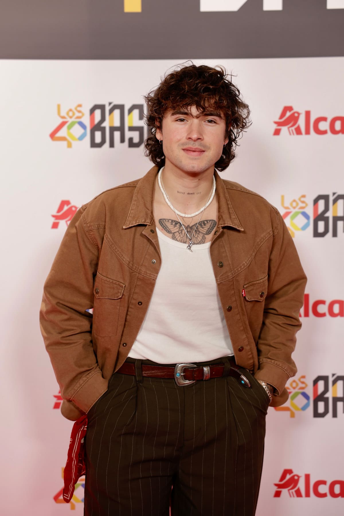 NOAN, el artista de Zarautz, posando a su llegada al Básico de Alborán.