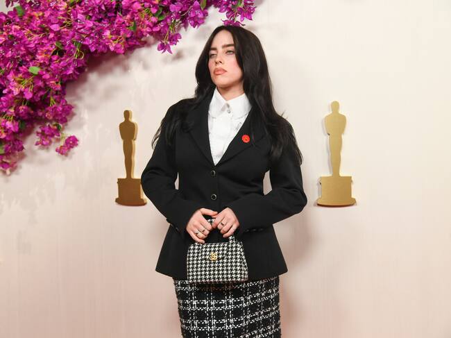 Lo de Billie Eilish fue pura fantasía. Falda a cuadros escoceses, bolso a juego, chaqueta de traje negra y camisa blanca rodeada de una melenaza morena sensualísima. Un homenaje de 10 a Barbie top. De Chanel, of course.