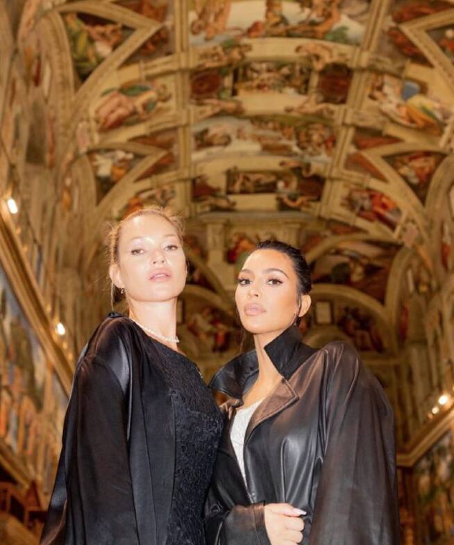 Kim Kardashian usó una gabardina para cubrirse en los recintos sagrados