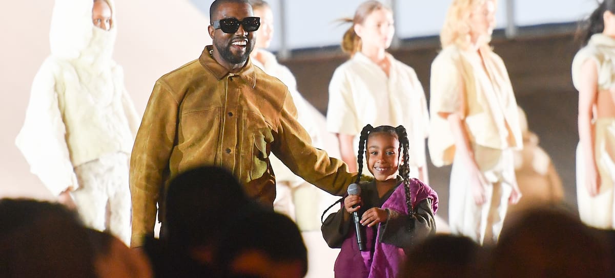 Kanye West y su hija North West, cantando en la pasarela durante el desfile 'Yeezy Season 8', en el marco de la Semana de la Moda de París de mujer otoño/invierno 2020/2021, el 2 de marzo de 2020 en París, Francia.