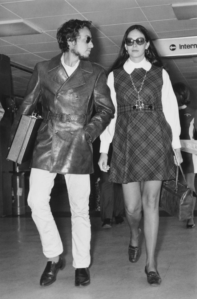 Bob Dylan y su mujer, Sara Lownds, en el aeropuerto de Heathrow de Londres en 1969.