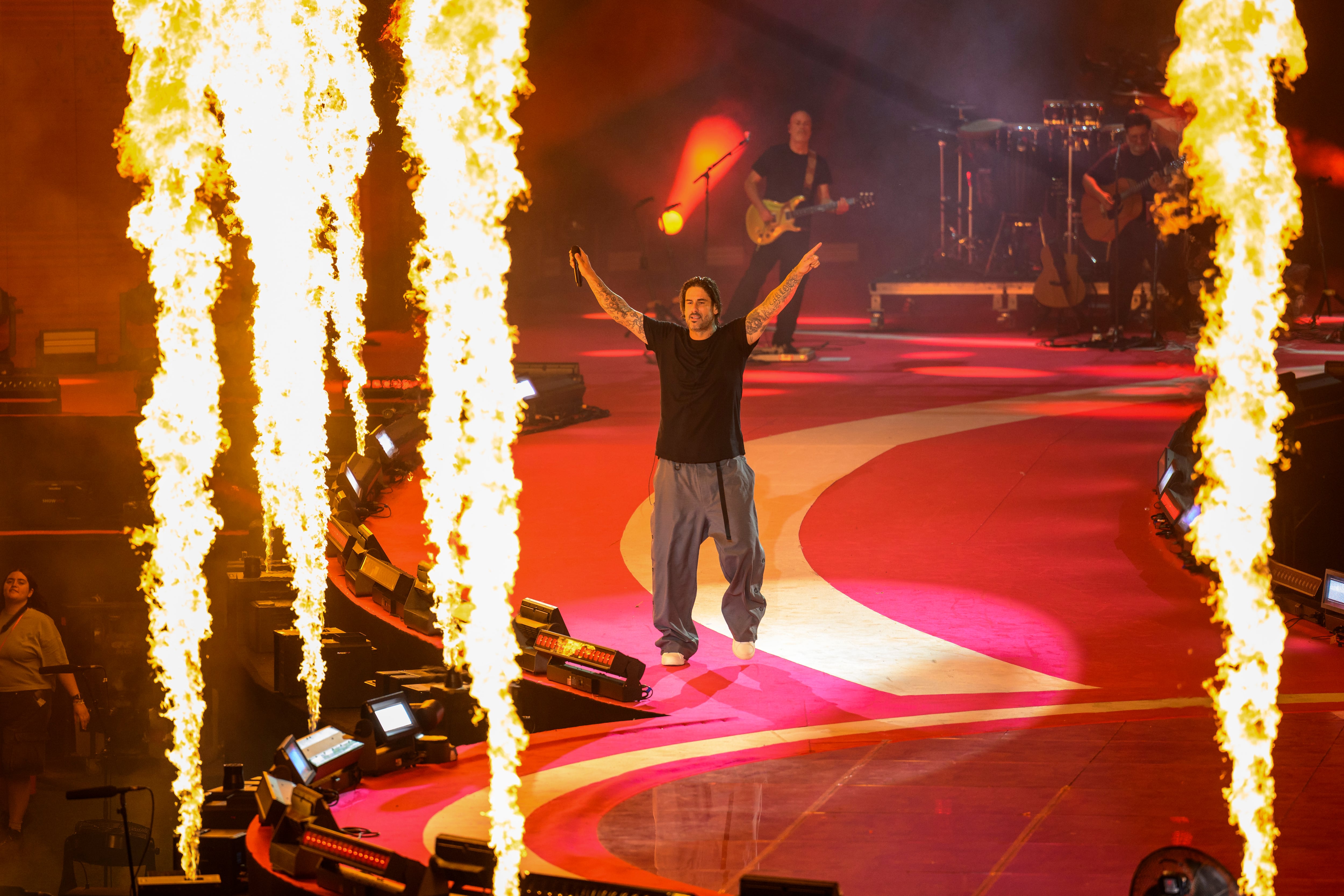 Melendi dándolo todo en su actuación del Coca-Cola Music Experience 2026. / Nabscab