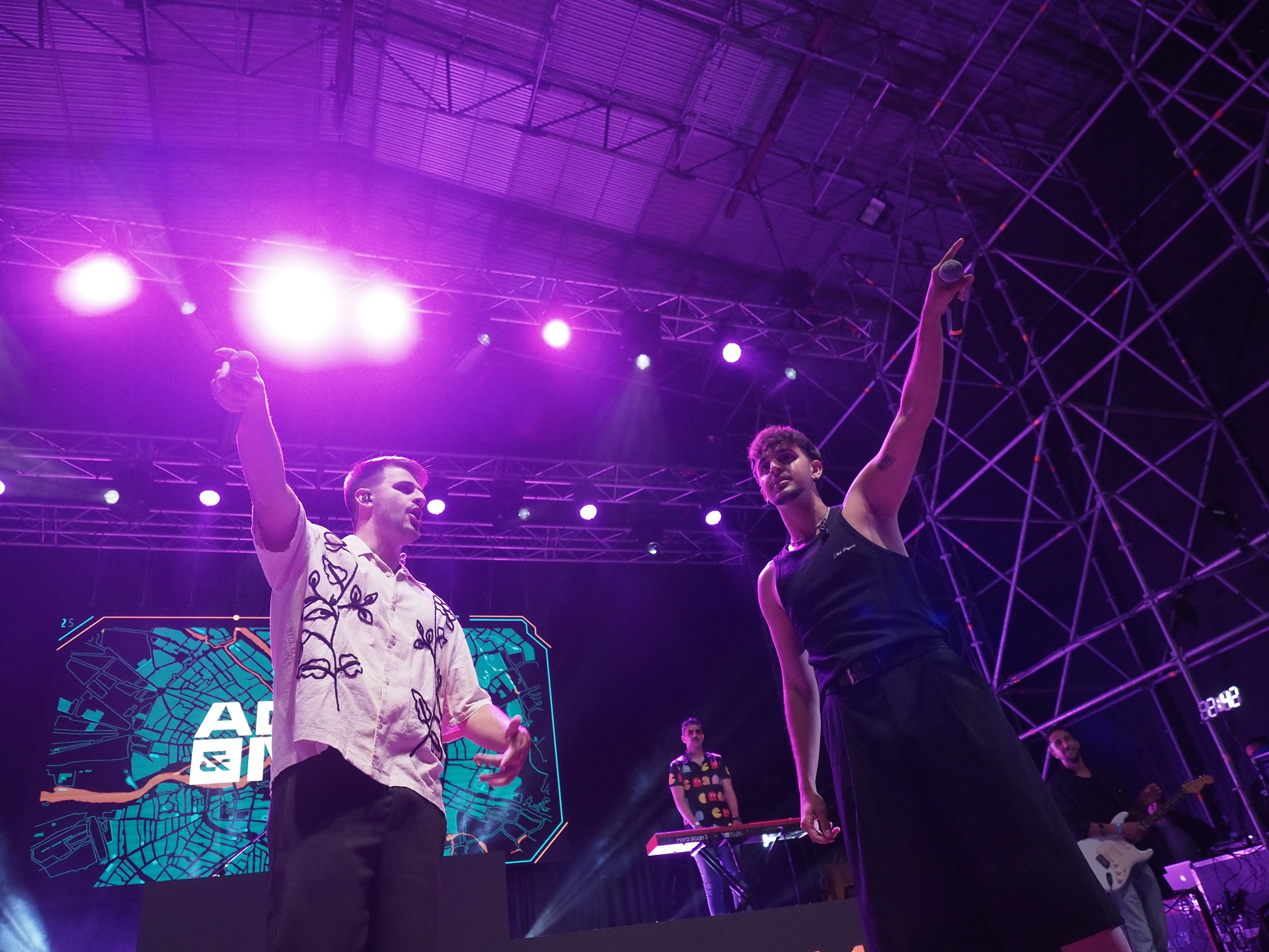 En LOS40 Santiago Pop 2025 hubo muchísimos fans de Adexe & Nau que multiplicaron los decibelios del show con la actuación de sus ídolos.