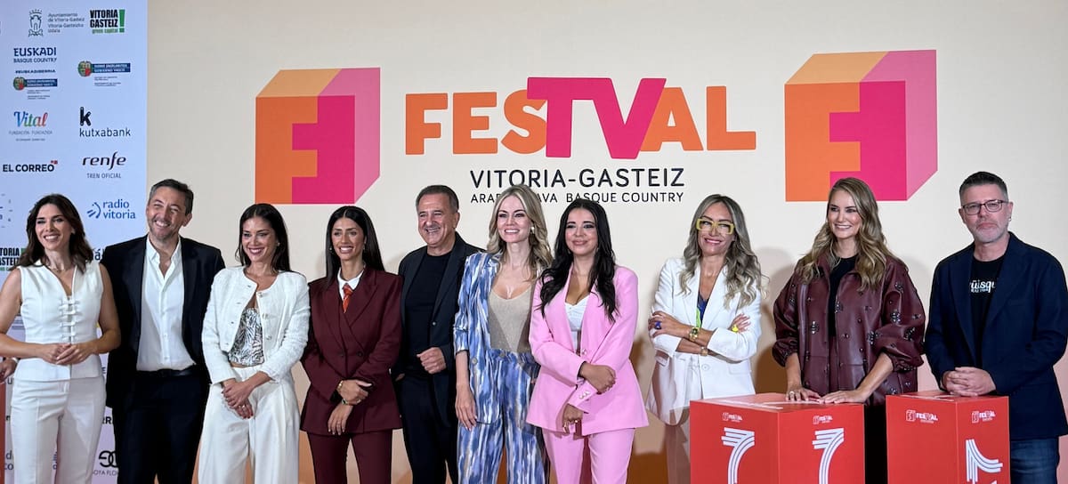 VITORIA, ESPAÑA - 7 DE SEPTIEMBRE: Javier Ruiz, Sarah Santaolalla y Alba Carrillo posan durante la presentación de la muestra de talentos de La Séptima en el FesTVal, el 7 de septiembre de 2026, en Vitoria, España. (Foto de Europa Press vía Getty Images)