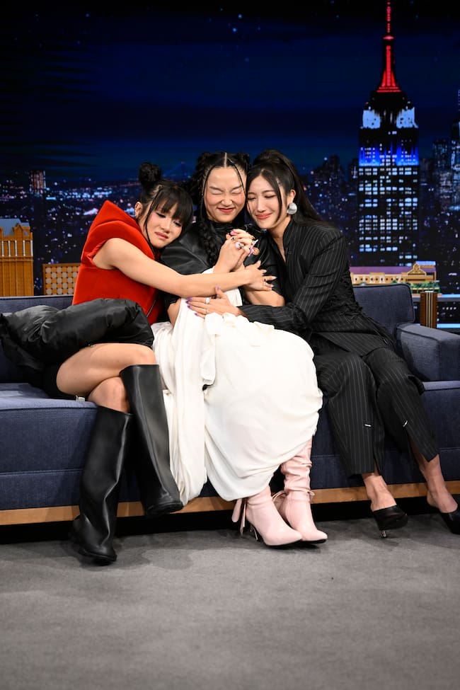 Rei Ami, Audrey Nuna, and Ejae en THE TONIGHT SHOW STARRING JIMMY FALLON