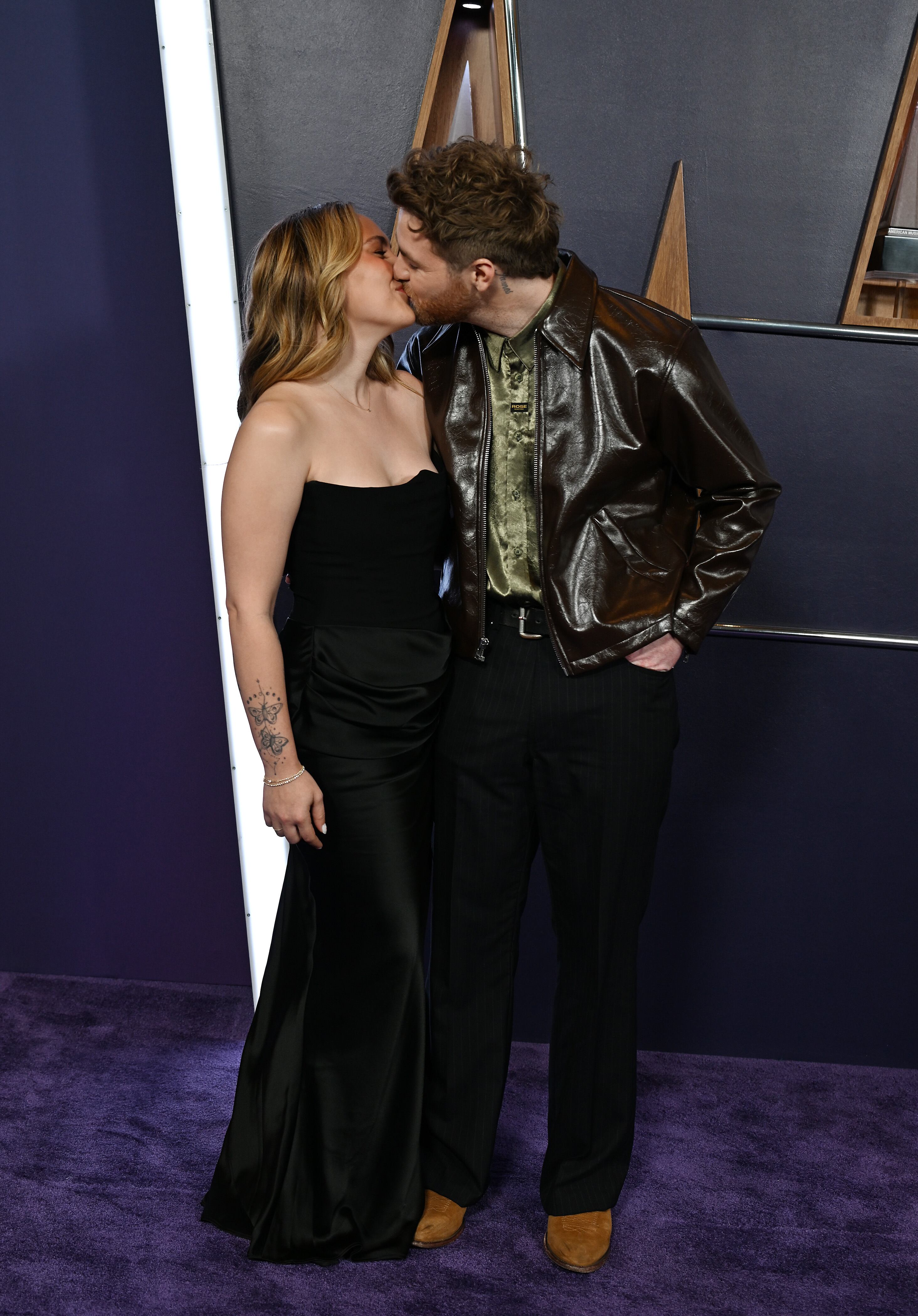 Alex Warren, el chico de 'Ordinary Love' se casó el año pasado con su novia a la que conoció por Snapchat y se nota que siguen en una luna de miel interminable.