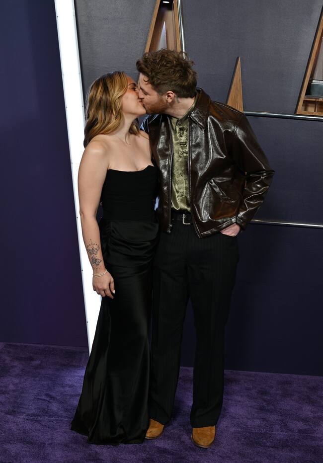 Alex Warren, el chico de 'Ordinary Love' se casó el año pasado con su novia a la que conoció por Snapchat y se nota que siguen en una luna de miel interminable.