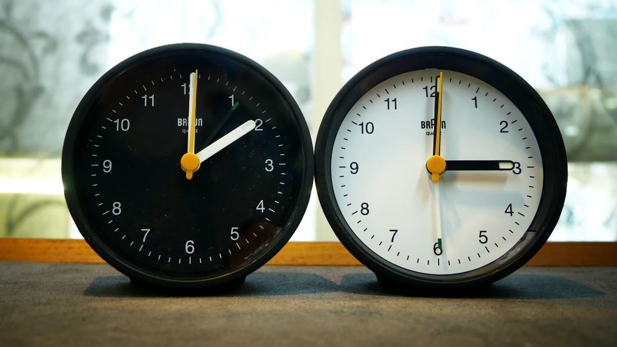Cambio de hora 2026: a qué hora se retrasan los relojes para pasar el horario de verano