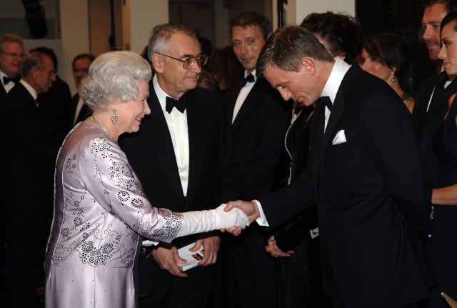 Daniel Craig junto a la Reina Isabel II en la premiere de &#039;Casino Royale&#039;