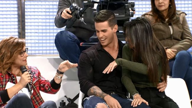 Álex y Fiama anuncian su compromiso