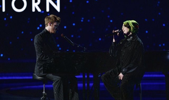 Billie Eilish y Finneas O&#039;Connell durante el in memoriam de los Óscar 2020