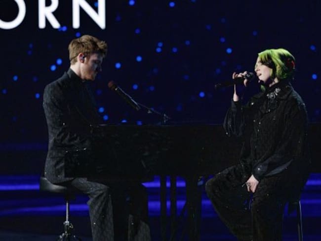 Billie Eilish y Finneas O'Connell durante el in memoriam de los Óscar 2020