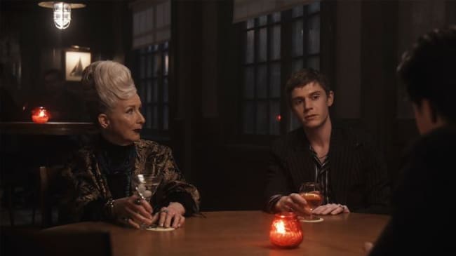Frances Conroy y Evan Peters en 'Red Tide', una de las dos historias de 'American Horror Story: Double Feature'.