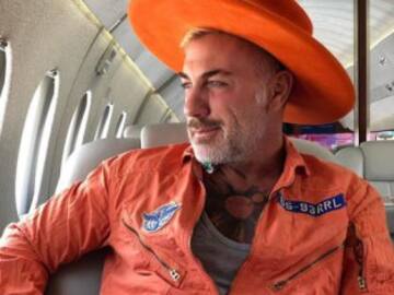 Gianluca Vacchi contesta a las críticas dejándose azotar mientras hace twerk vestido de mujer