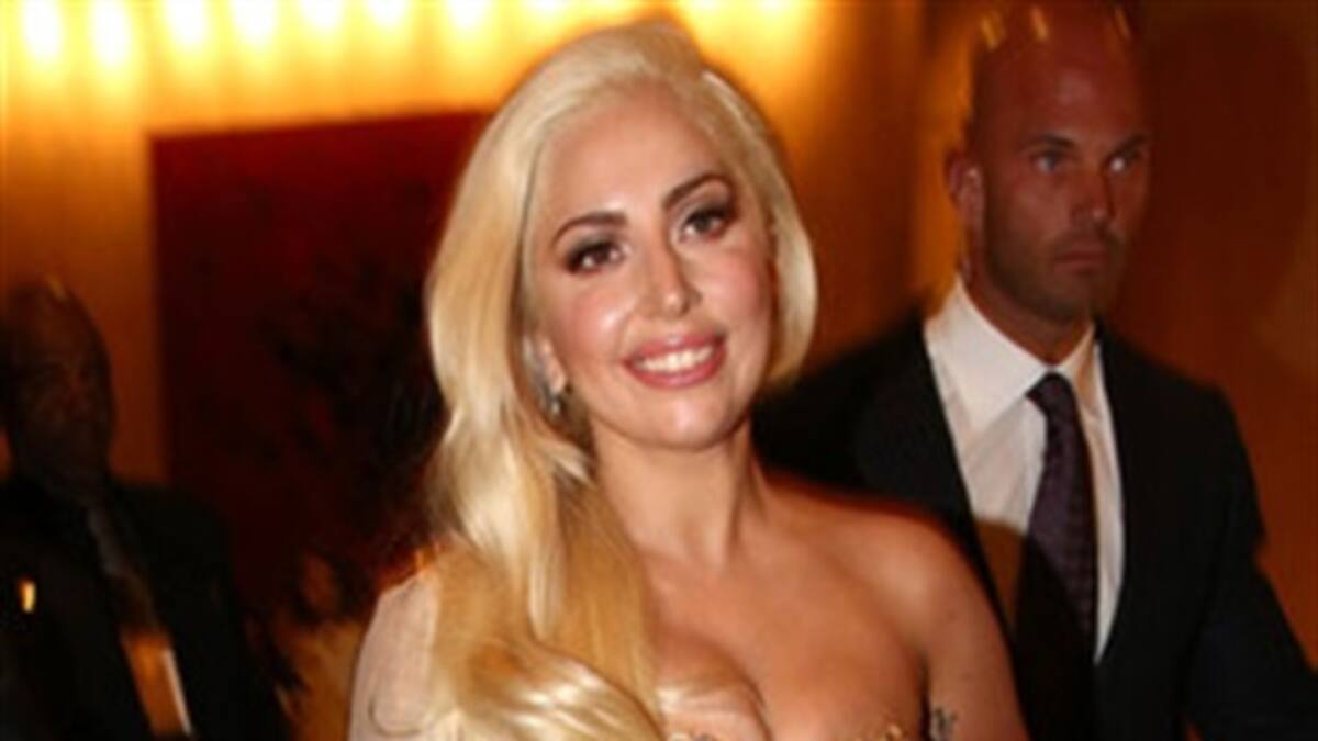 Lady Gaga con su novio en los Golden Globes