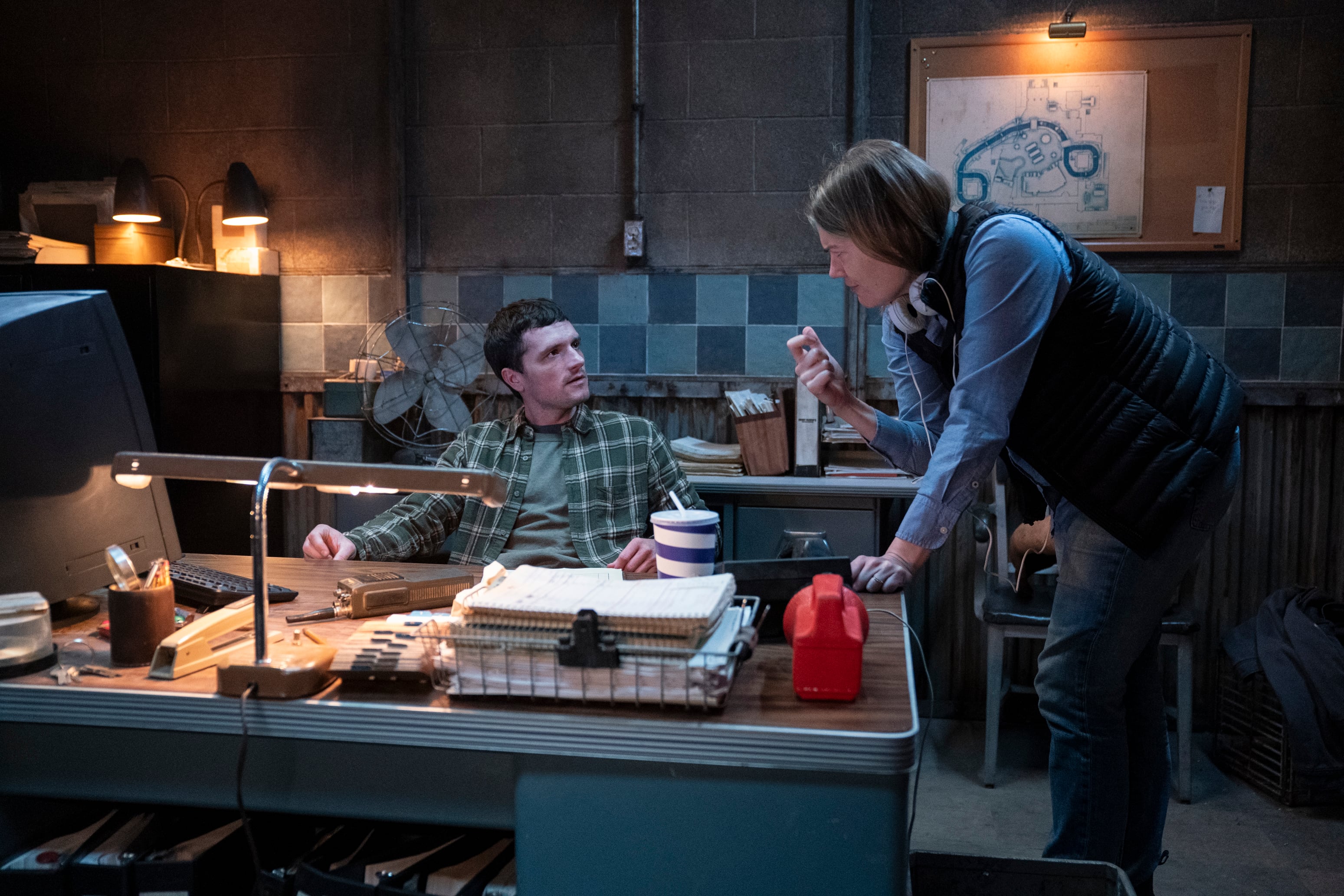 Josh Hutcherson y la directora Emma Tammi en el set de rodaje de 'Five Nights at Freddy’s 2'. / Universal Pictures