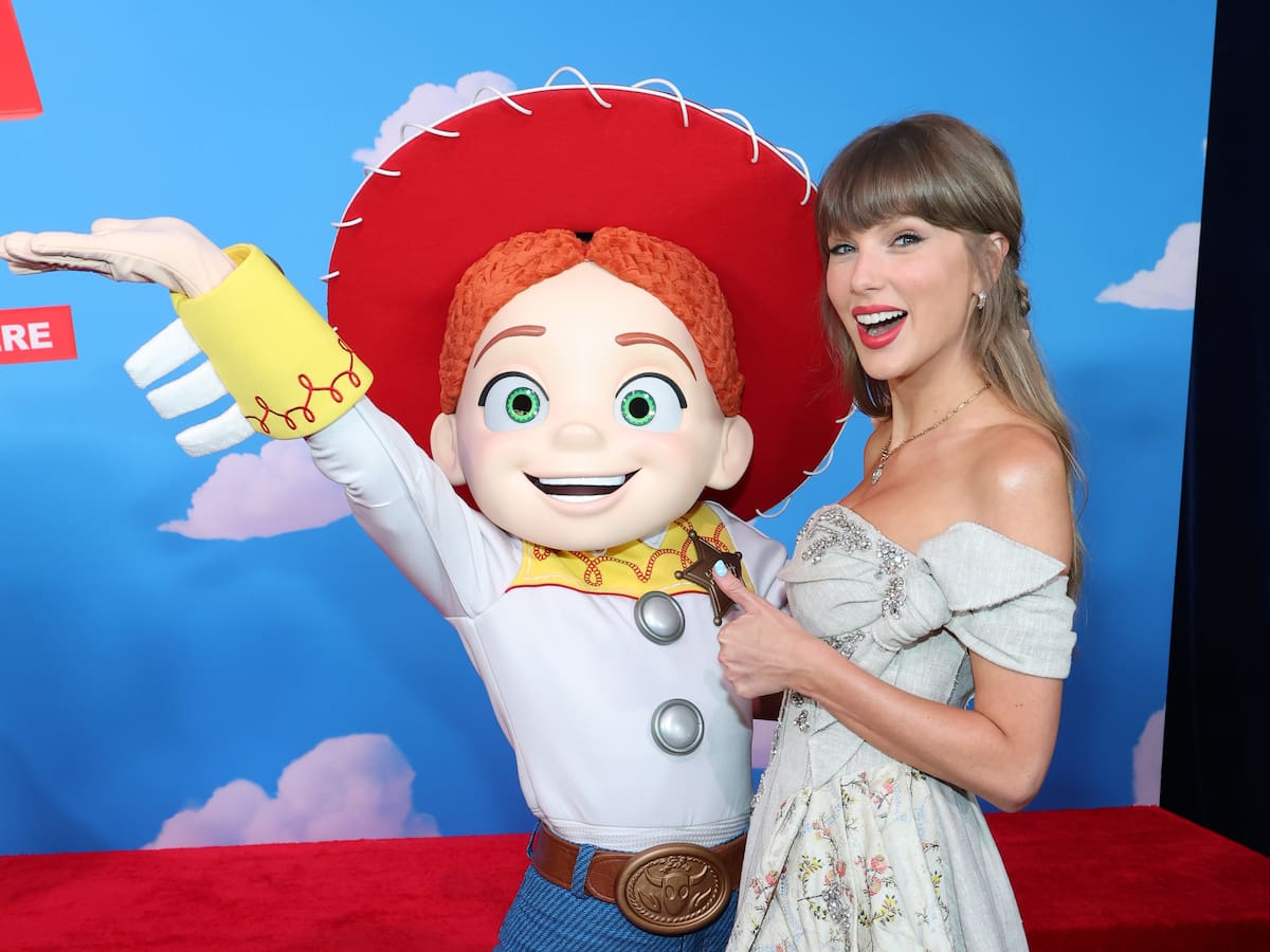 Taylor Swift lanza por sorpresa la versión a piano de ‘I Knew It, I Knew You’ y el videoclip con imágenes de 'Toy Story 5'