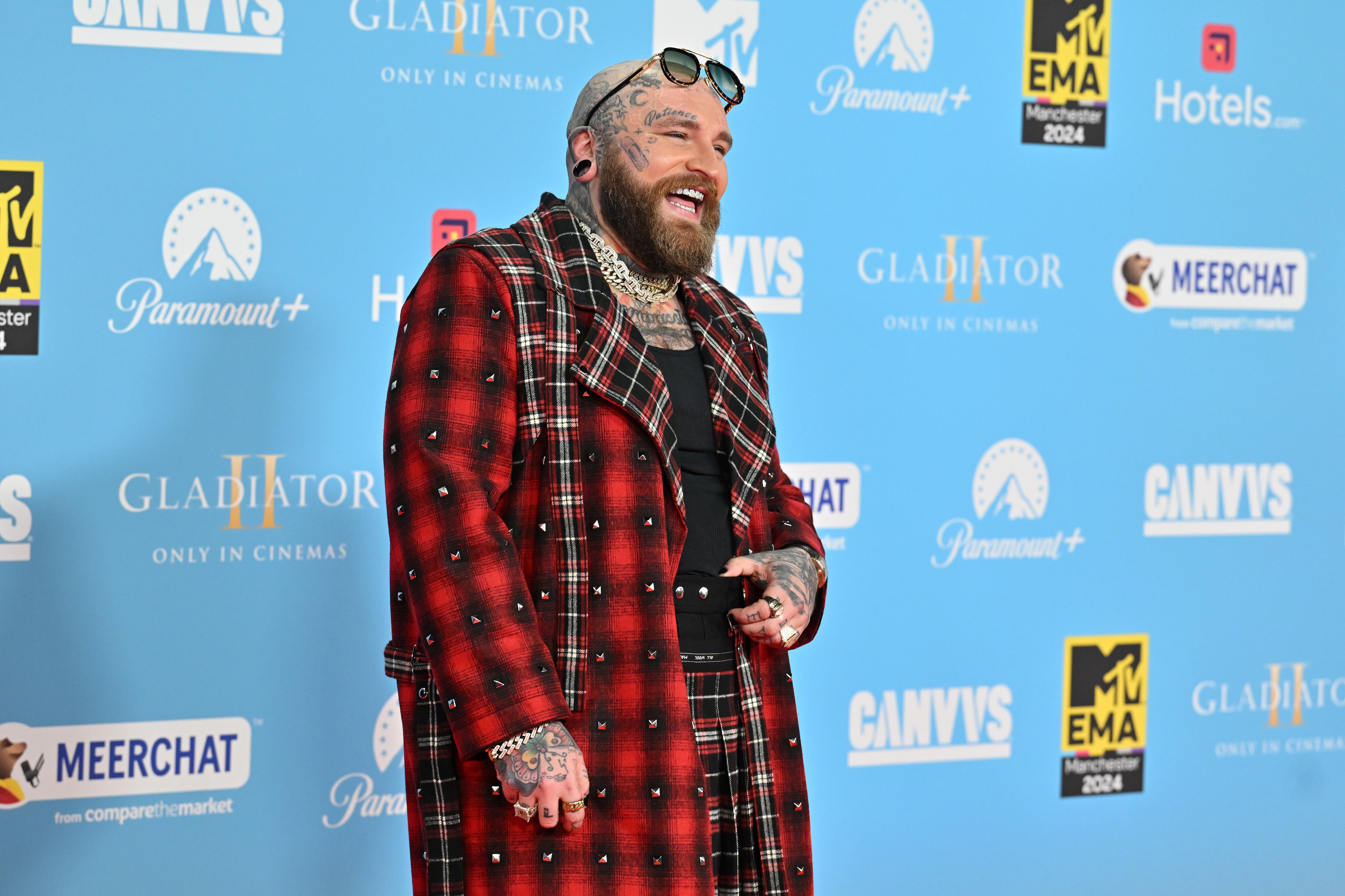 La arrolladora personalidad de Teddy Swims le permite combinar todos los complementos posibles, distintos colores y estilismos y que le siente como un guante