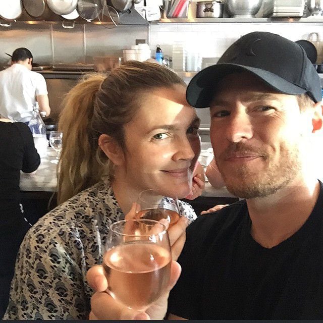 Drew Barrymore y Will Kopelman brindando en uno de sus aniversarios (Instagram).