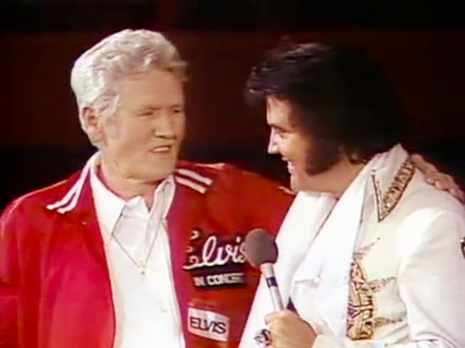 Elvis Presley con su padre Vernon en un programa especial de la CBS