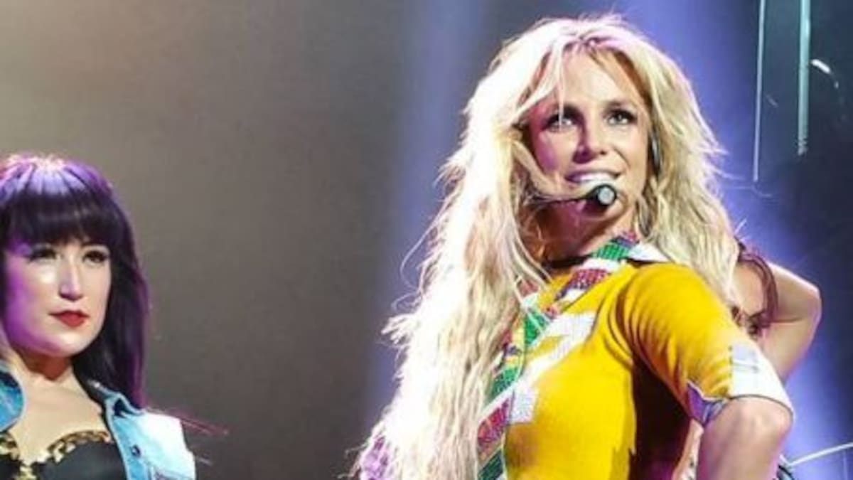 ¡El casi topless de Britney Spears en vivo!