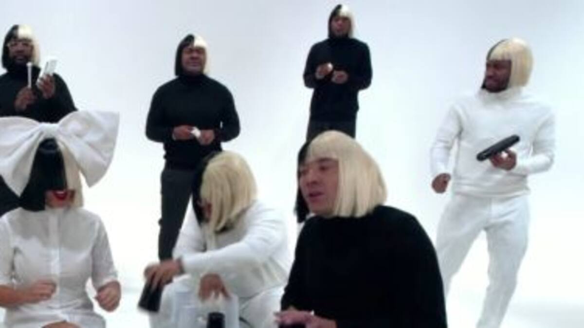 Sia la rompe junto a Natalie Portman en la tele