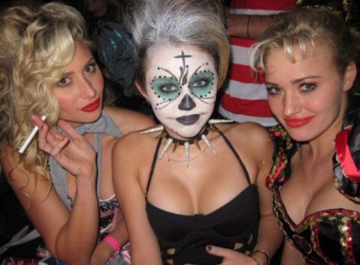 Miley Cyrus es otra que no ha querido perderse las fiestas de Halloween. La cantante tuiteo que estaba pasandoselo bomba y añadió esta foto, donde vemos a Miley disfrazada de ¿gatita-gótica-zombie?. El maquillaje se lo hizo su hermana pequeña. Aunque quién se fija en eso con semejante escote.