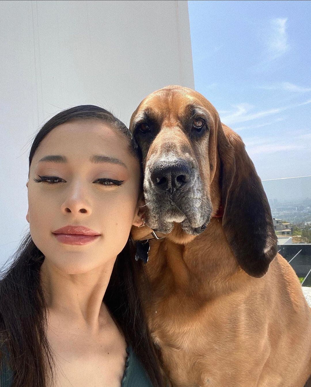 Ariana Grande y uno de sus perros