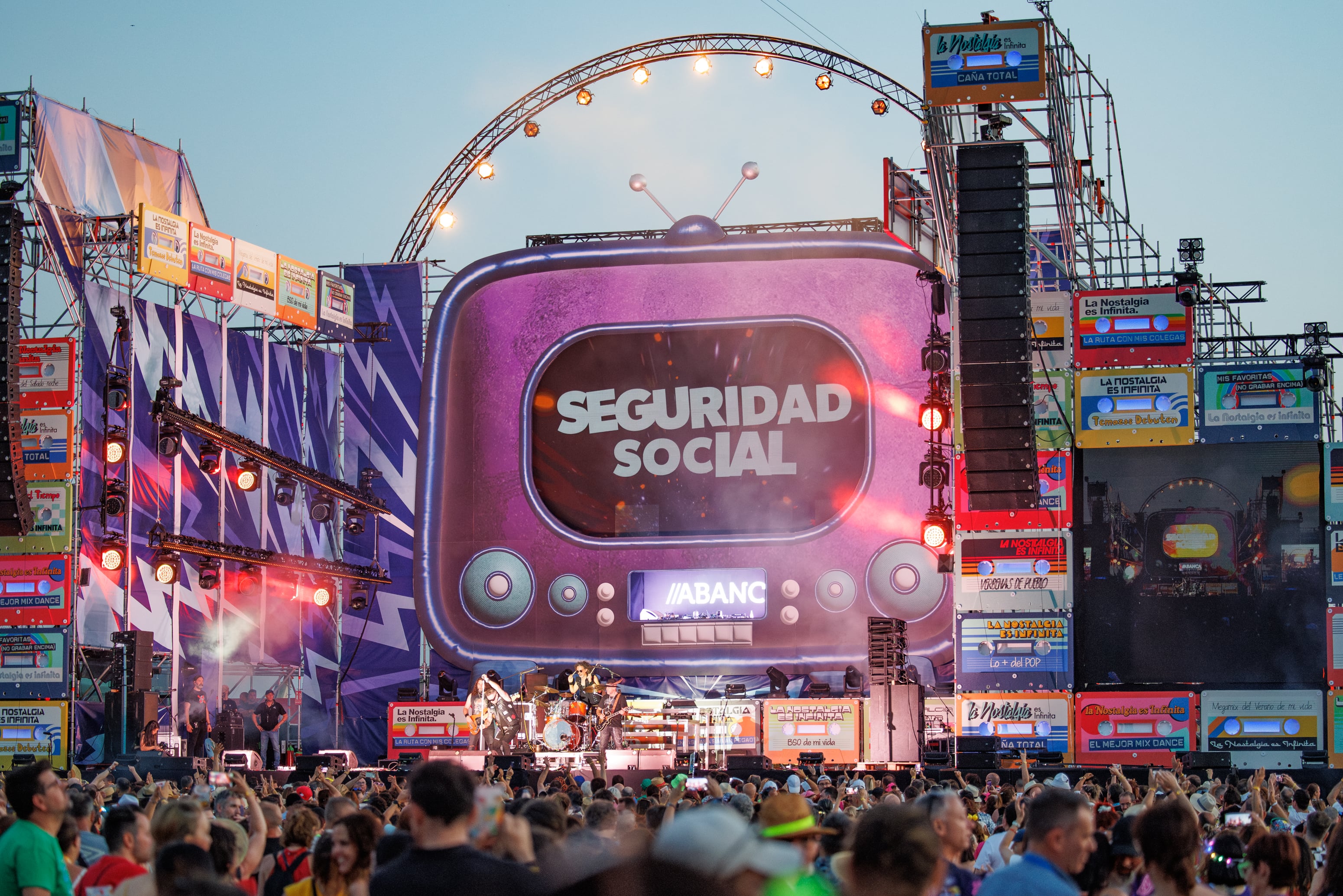 Antes de emprender su viaje en su Gira a Marte, Seguridad Social hicieron las delicias de miles de espectadores en Love the 90s.