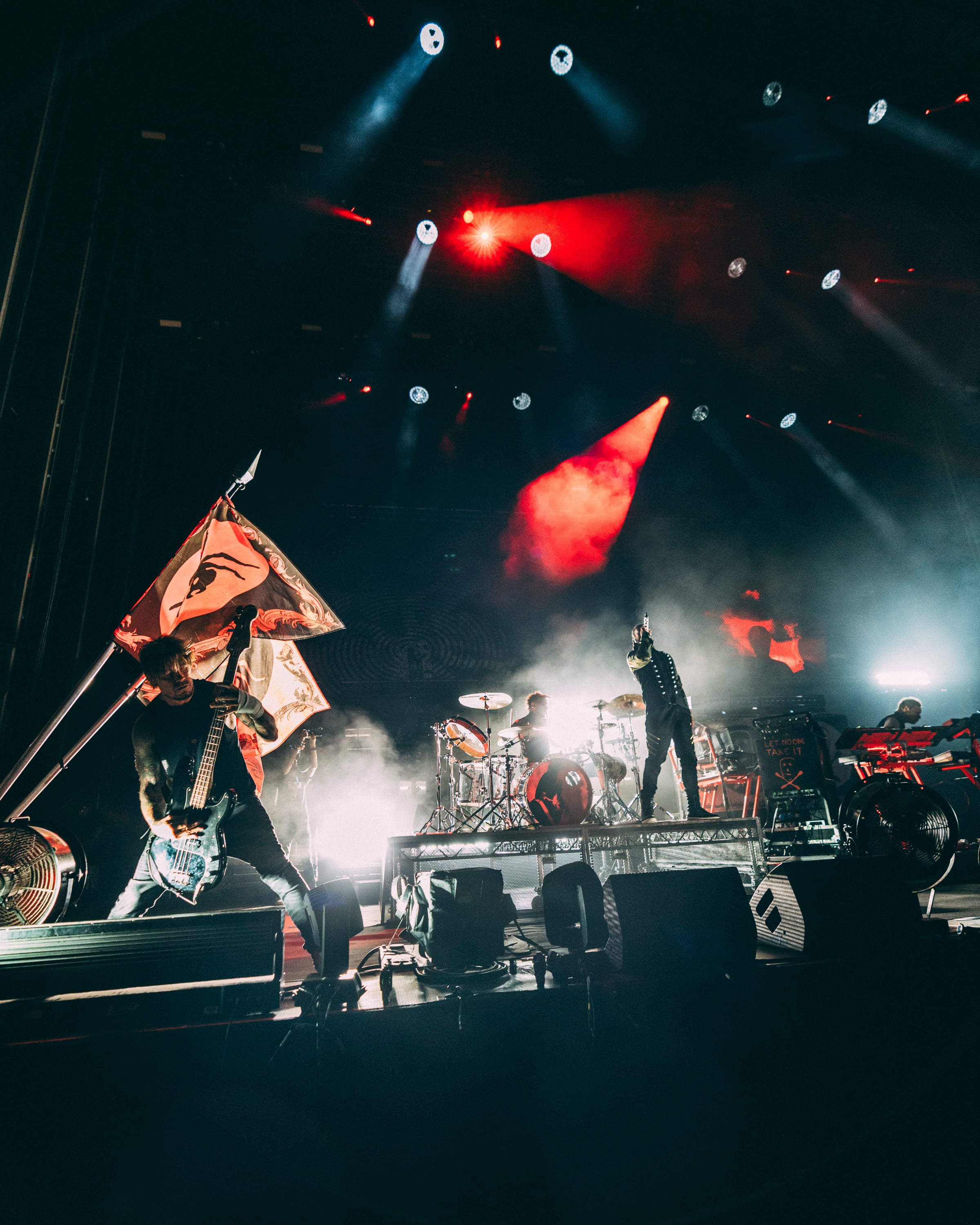 Vista del escenario durante el show de The Prodigy. Los rojos y negros predominaron en su escenografía, también los verdes, claro, en homenaje a Flint.