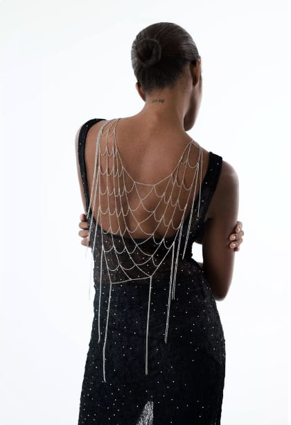 Collar multiposición metalizado tipo red con detalle de cadenas.