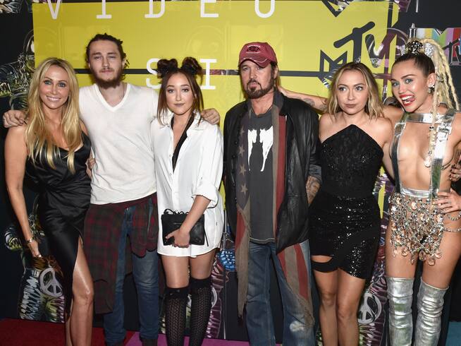 LOS ANGELES, CA - AUGUST 30:  (L-R) Producer Tish Cyrus, actors Braison Cyrus, Noah Cyrus, recording artist Billy Ray Cyrus, actress Brandi Glenn Cyrus and host Miley Cyrus attend the 2015 MTV Video Music Awards at Microsoft Theater on August 30, 2015 in Los Angeles, California.  (Photo by John Shearer/Getty Images)