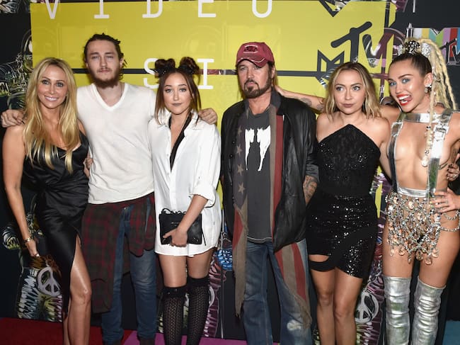 LOS ANGELES, CA - AUGUST 30: (L-R) Producer Tish Cyrus, actors Braison Cyrus, Noah Cyrus, recording artist Billy Ray Cyrus, actress Brandi Glenn Cyrus and host Miley Cyrus attend the 2015 MTV Video Music Awards at Microsoft Theater on August 30, 2015 in Los Angeles, California. (Photo by John Shearer/Getty Images)