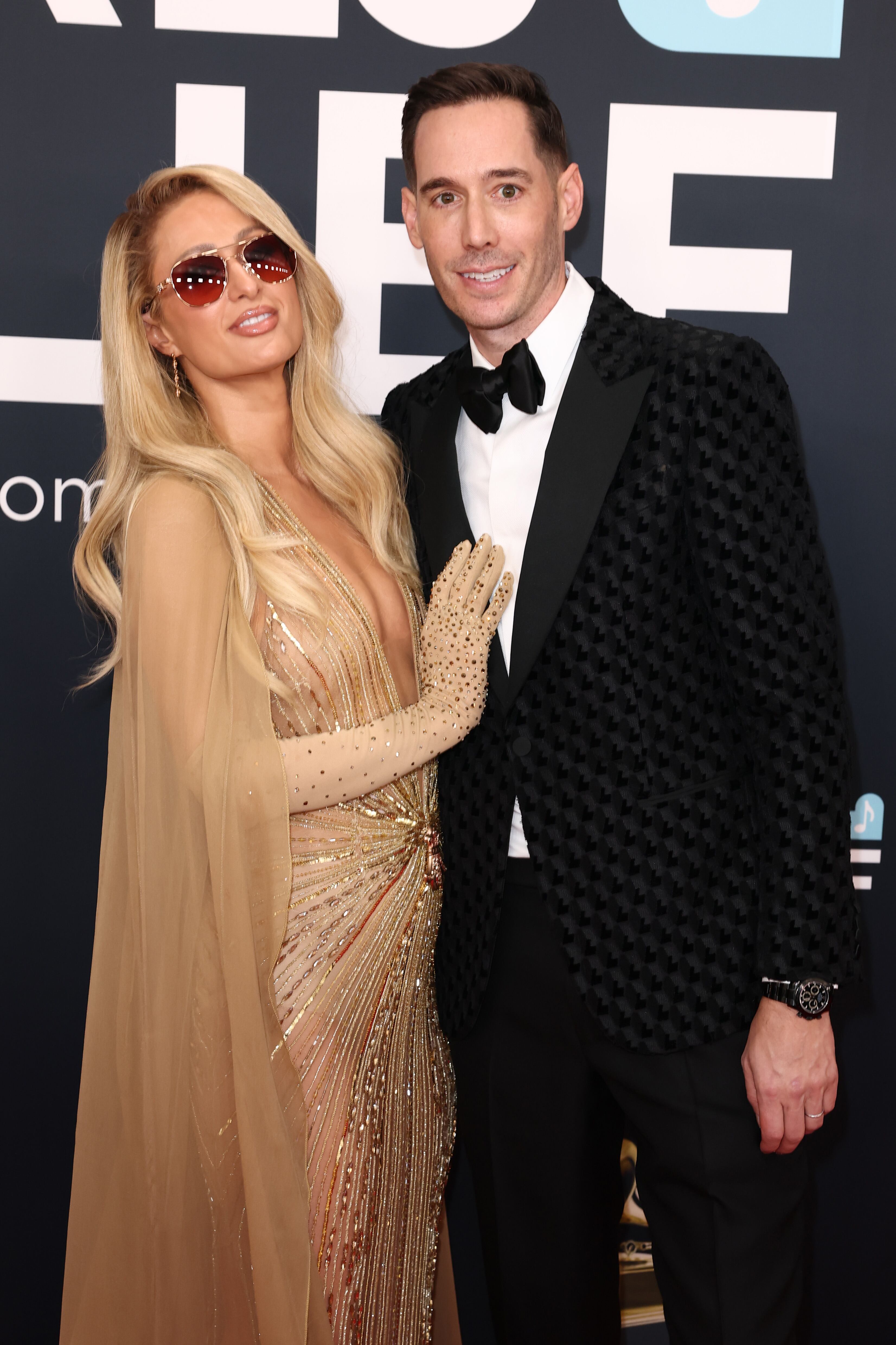 Aunque últimamente Paris Hilton es más de compartir fotografías con sus dos hijos, todavía queda algún posado con su marido y una excusa como los Grammy es perfecta para ver la pareja feliz que forman.