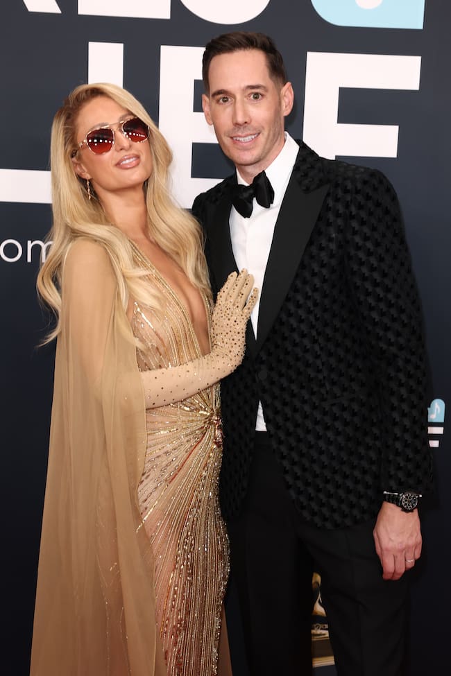 Aunque últimamente Paris Hilton es más de compartir fotografías con sus dos hijos, todavía queda algún posado con su marido y una excusa como los Grammy es perfecta para ver la pareja feliz que forman.