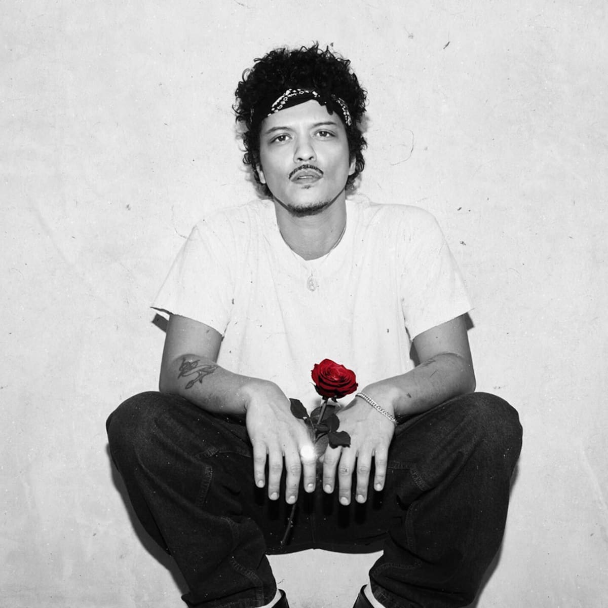 Bruno Mars defiende este sábado su Nº1 frente a Taylor Swift, Rosalía y Daddy Yankee con Bizarrap