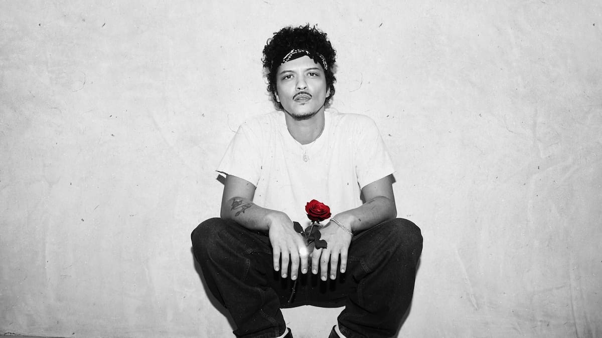 Bruno Mars defiende este sábado su Nº1 frente a Taylor Swift, Rosalía y Daddy Yankee con Bizarrap