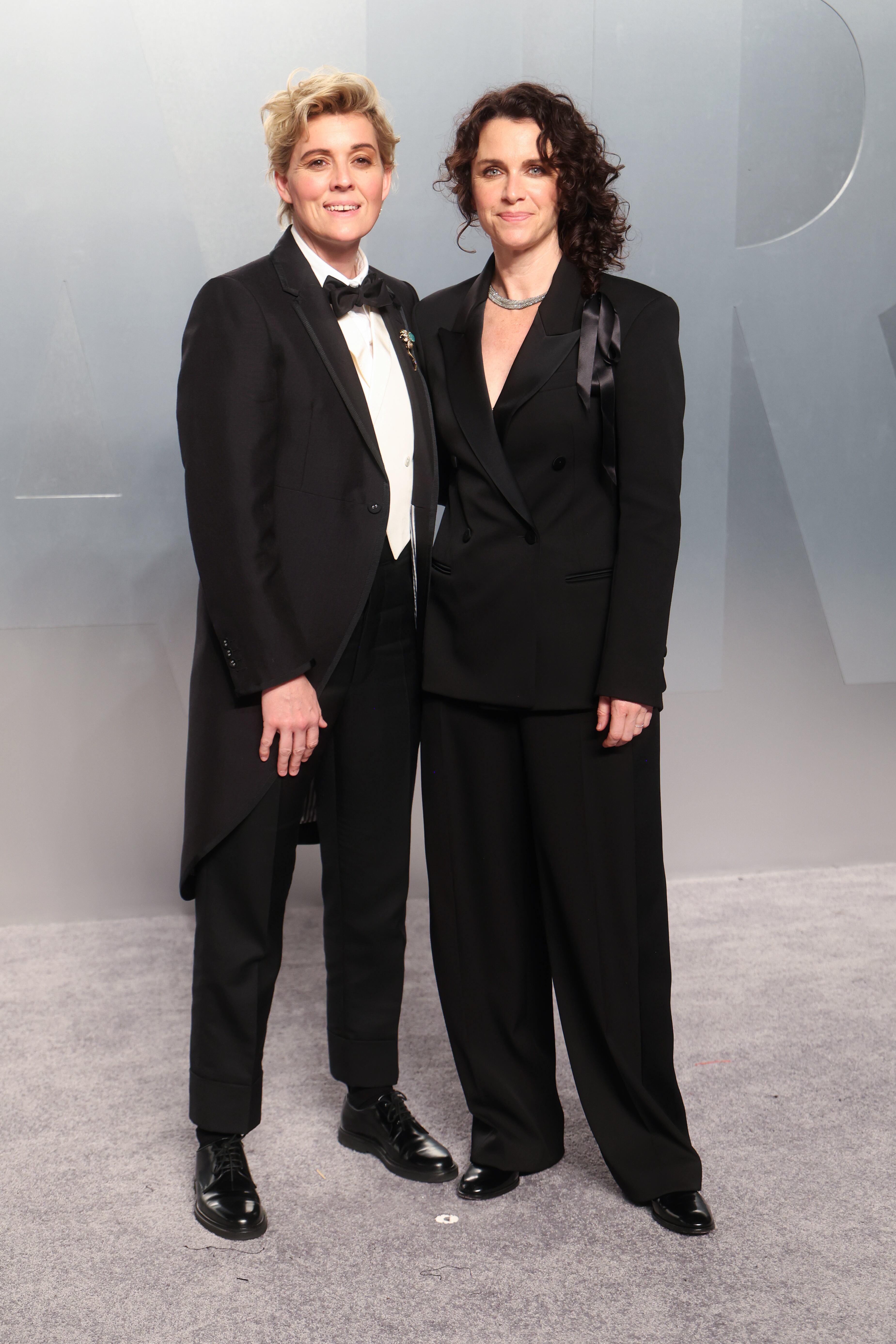 La mítica cantante Brandi Carlile llegaba con su pareja, una con traje negro y la otra con esmoquin del mismo color.