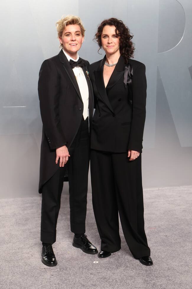 La mítica cantante Brandi Carlile llegaba con su pareja, una con traje negro y la otra con esmoquin del mismo color.