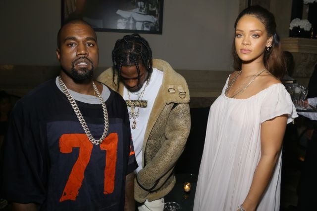 Rihanna en el backstage del desfile de Kanye West. El de atrás es Travis Scott.