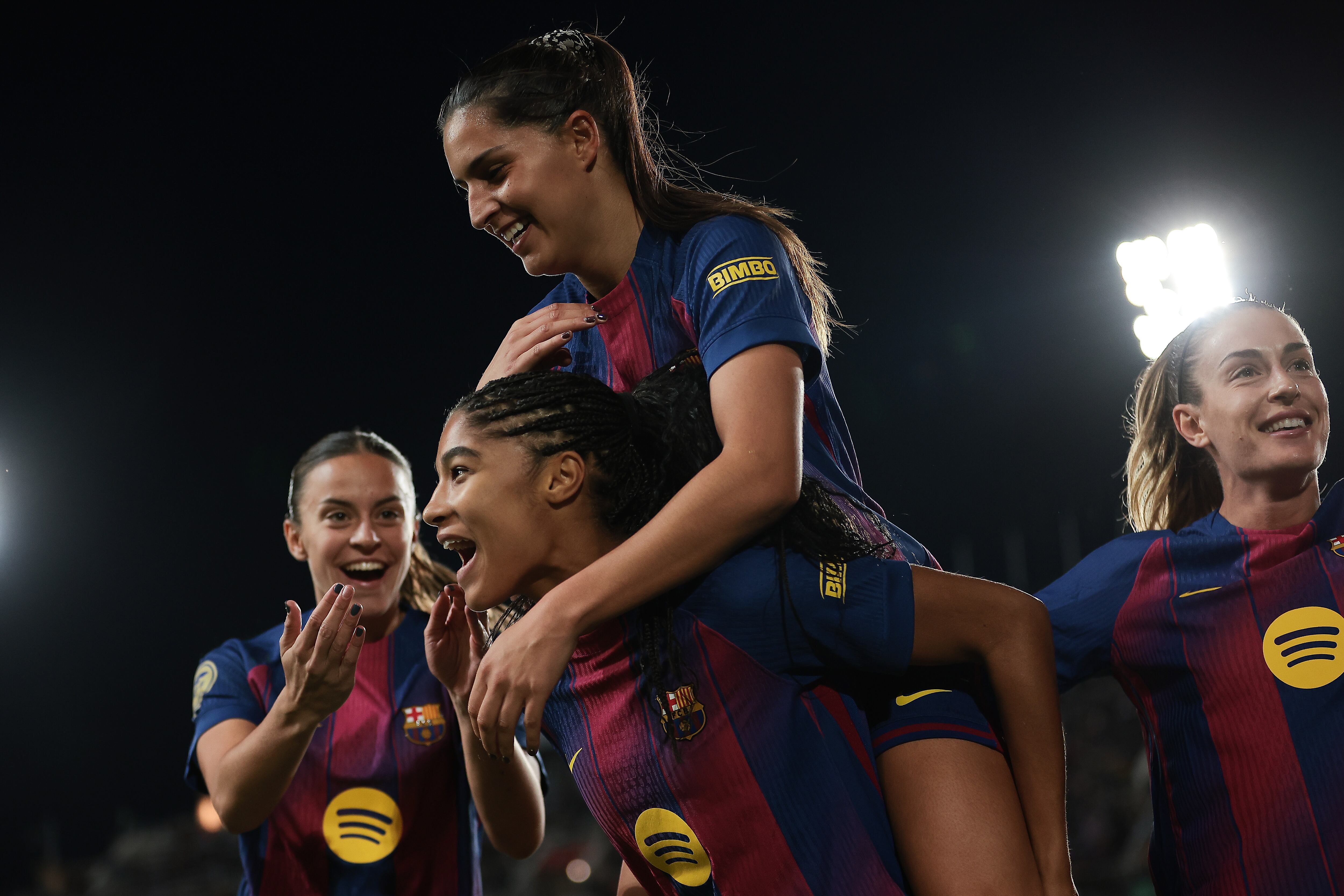 Sydney Schertenleib, del FC Barcelona, celebra con sus compañeras el tercer gol del equipo durante el partido de la Liga F entre el FC Barcelona Femení y el Real Madrid Femenino, disputado en el Estadi Johan Cruyff el 15 de noviembre de 2025 en Barcelona.