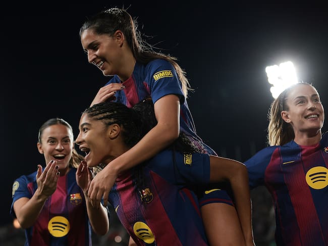 Sydney Schertenleib, del FC Barcelona, celebra con sus compañeras el tercer gol del equipo durante el partido de la Liga F entre el FC Barcelona Femení y el Real Madrid Femenino, disputado en el Estadi Johan Cruyff el 15 de noviembre de 2025 en Barcelona.