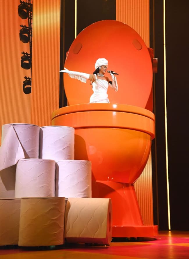 Katy Perry, cantando sobre un wáter gigante en su residencia de Las Vegas