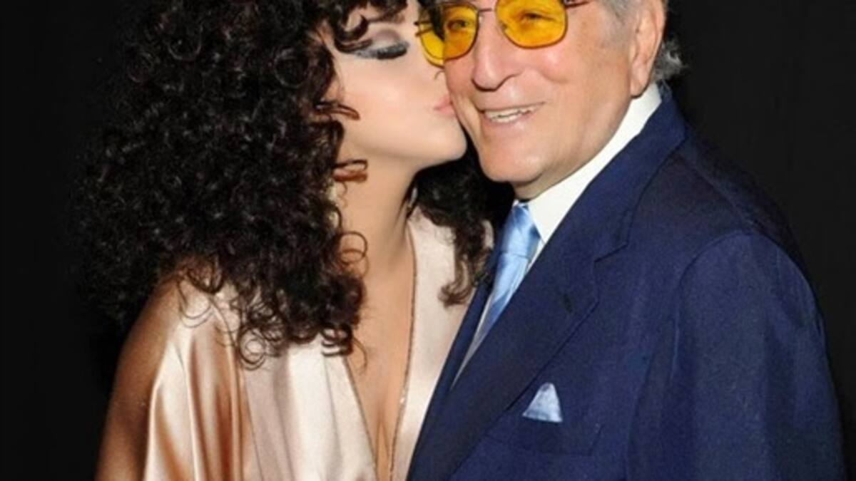 Lady Gaga y Tony Bennet cantaron en una escuela