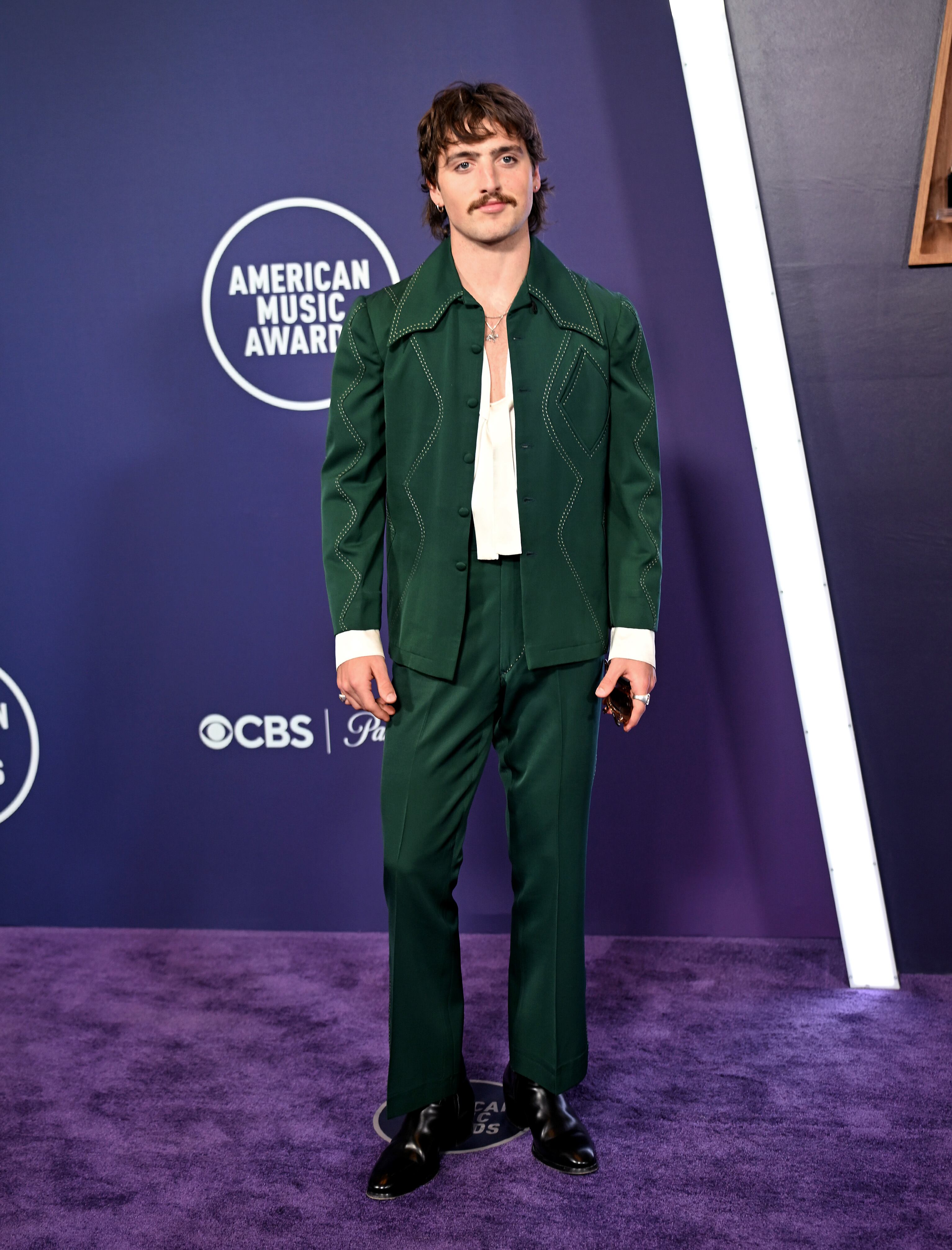 Las Vegas acogió una nueva edición de los American Music Awards presentada por Jennifer Lopez con actuaciones de artistas como Benson Boone que llegó con traje verde y ya se sabe, quien por guapo se tiene, de verde se viste.
