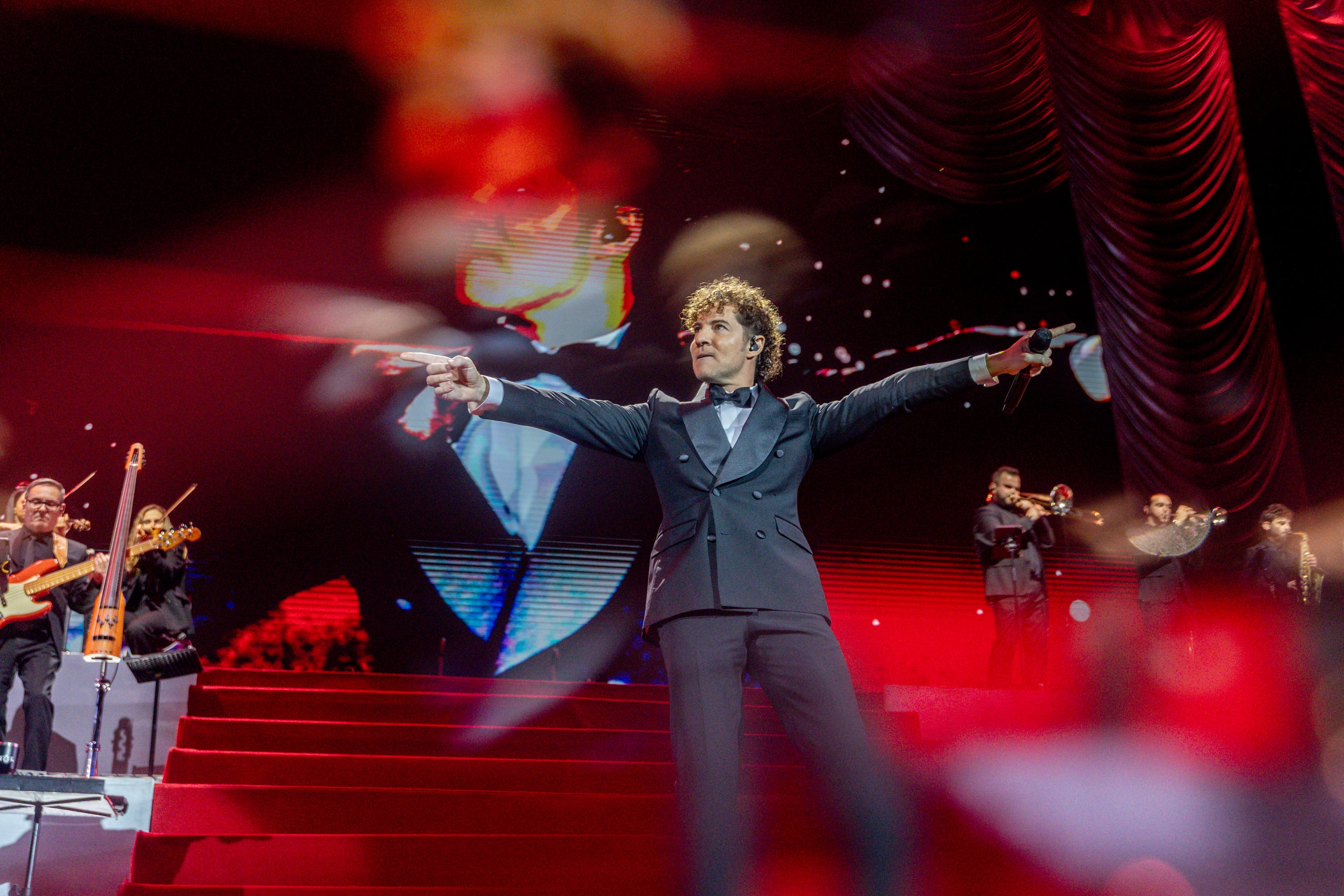 David Bisbal actuando en el Movistar Arena de Madrid con su gira ''Todo es posible en Navidad'. / Ricardo Rubio/Europa Press via Getty