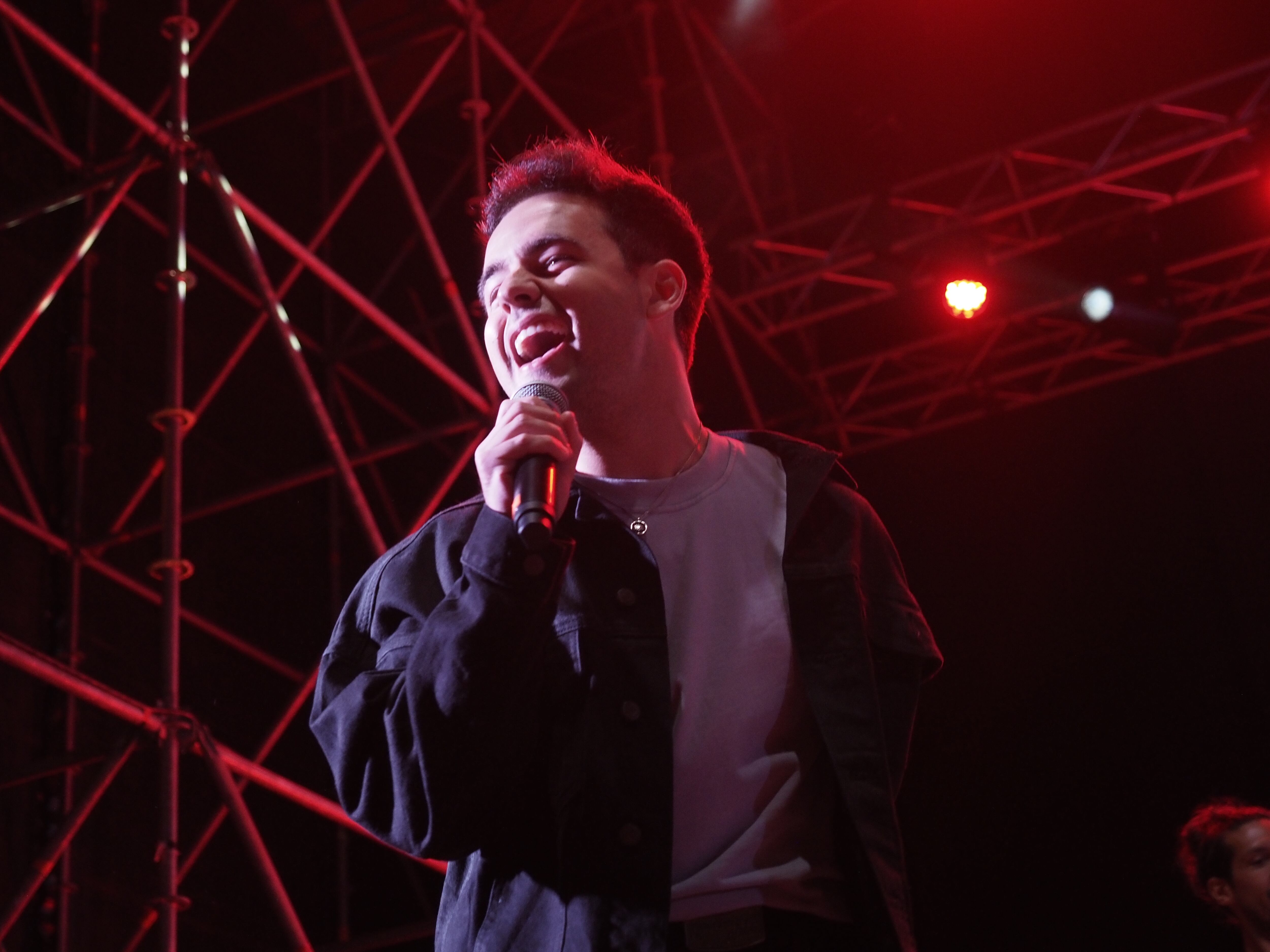 Con el importantísimo apoyo del Concello de Santiago arrancaron las fiestas de la Ascensión en Santiago de Compostela. La mejor música de nuestro país sonó de la mano de artistazos como Depol que nos regalaron un éxito tras otro.