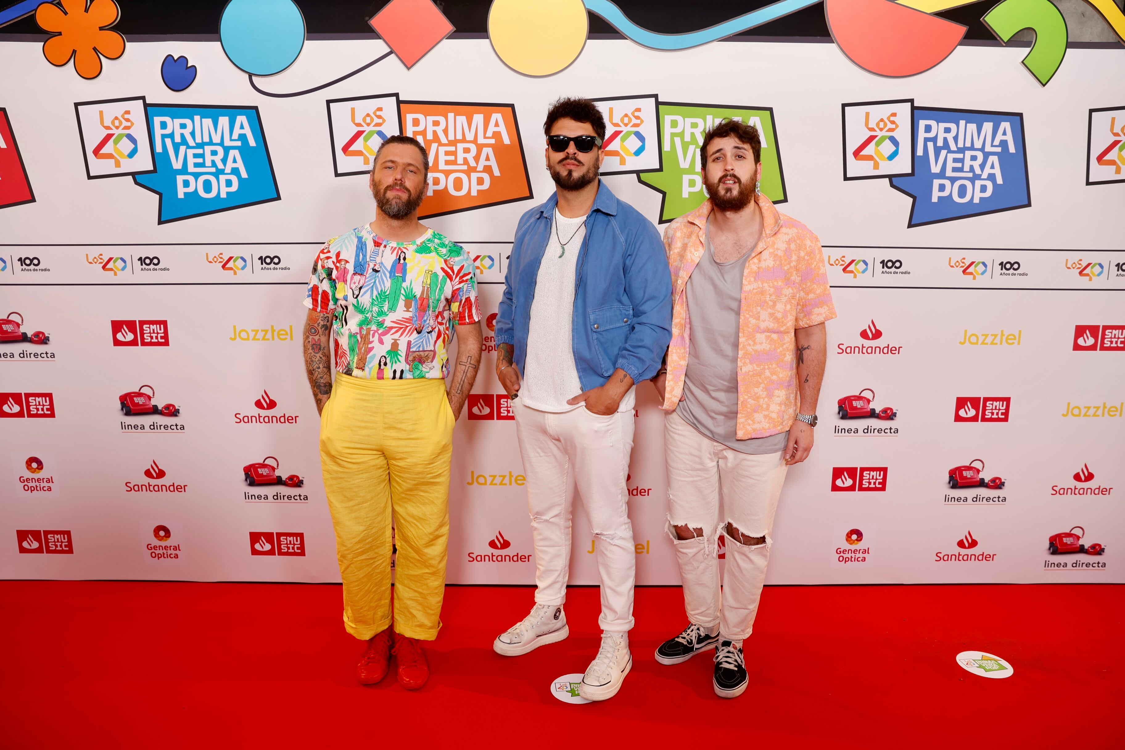 Si alguien sabe cómo llevar la alegría y la llegada del buen tiempo a su estilismo son los chicos de Bombai con sus camisas de flores y estampados. Esta noche no nos han fallado y han llenado la noche de color.