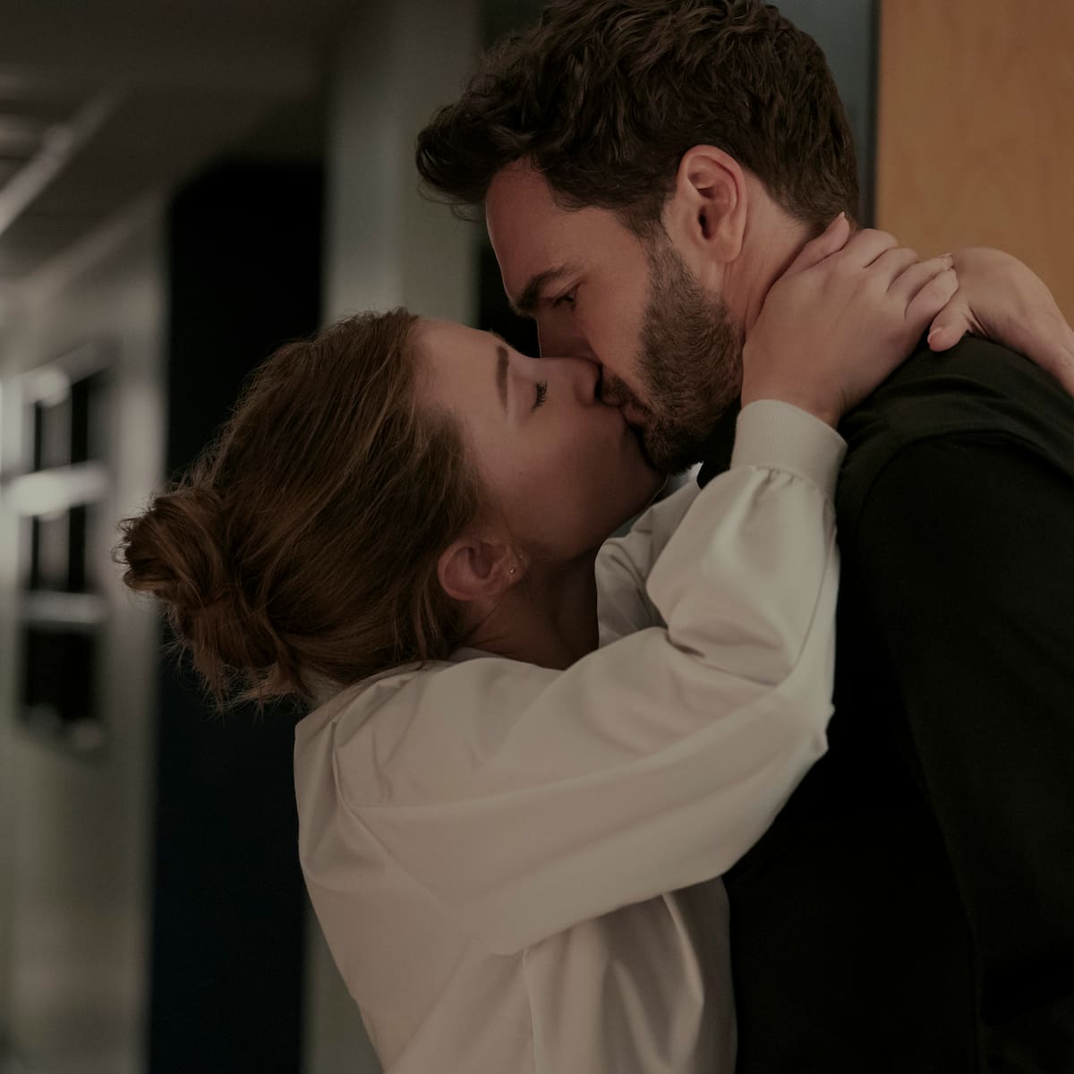 Lili Reinhart y Tom Bateman se atreven con su propia 'hipótesis del amor' en español: "Deberíamos haberlo rodado en España"