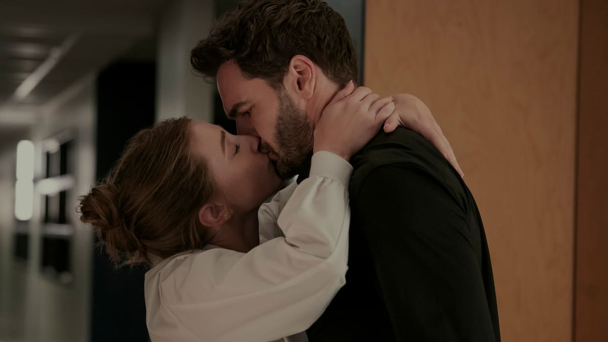 Lili Reinhart y Tom Bateman se atreven con su propia 'hipótesis del amor' en español: "Deberíamos haberlo rodado en España"